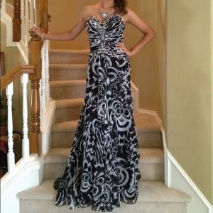 🎉HP🎉 Tony Bowls black and white evening dress.